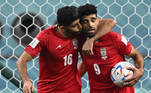 Mehdi Taremi (dir) comemora o gol do Irã diante da Inglaterra na Copa do Mundo