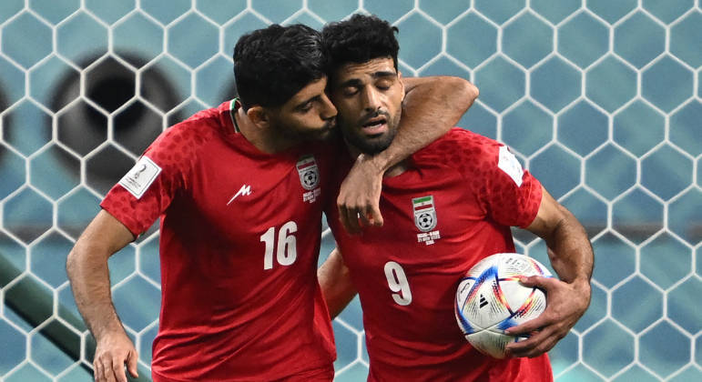 Mehdi Taremi (dir) comemora o gol do Irã diante da Inglaterra na Copa do Mundo