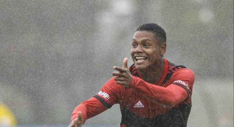 Meia-atacante: Matheus França nasceu em 2004 e foi o destaque da goleada pelos quatro gols marcados. Atualmente, o contrato do jogador é válido até junho de 2025, mas será renovado até dezembro de 2026, com multa de 200 milhões de euros. Matheus soma passagens pela Seleção Sub-17 e está integrado ao time Sub-20 do Flamengo. No entanto, desce ao equipe Sub-17 para a disputa de partidas importantes. 