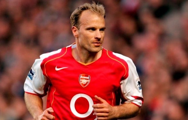 Meia: Dennis Bergkamp (holandês - Arsenal): Fez história no Arsenal entre 1995 e 2006. Foi três vezes campeão da Premier League
