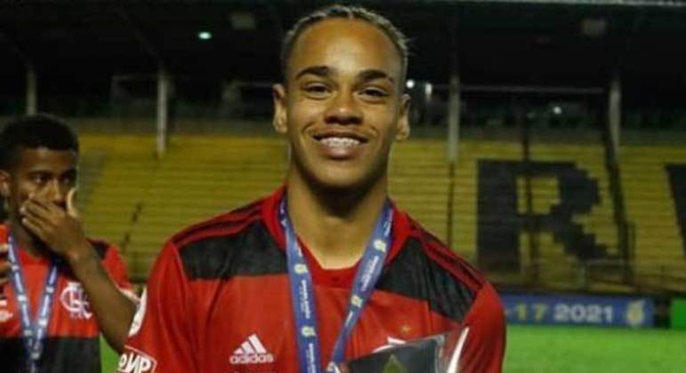 Meio-campo: Dudu nasceu em 2004. O jogador tem vínculo com o Flamengo até maio de 2023. 