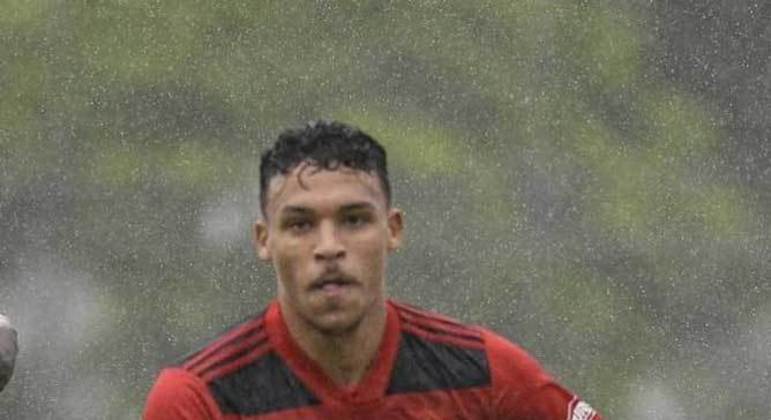 Meio-campo: Victor Hugo nasceu em 2004 e tem contrato válido até junho de 2025 com o clube da Gávea. Meia de boa condução e finalização, ele foi o herói do titulo do brasileiro sub-17 com gol na final contra o Vasco.