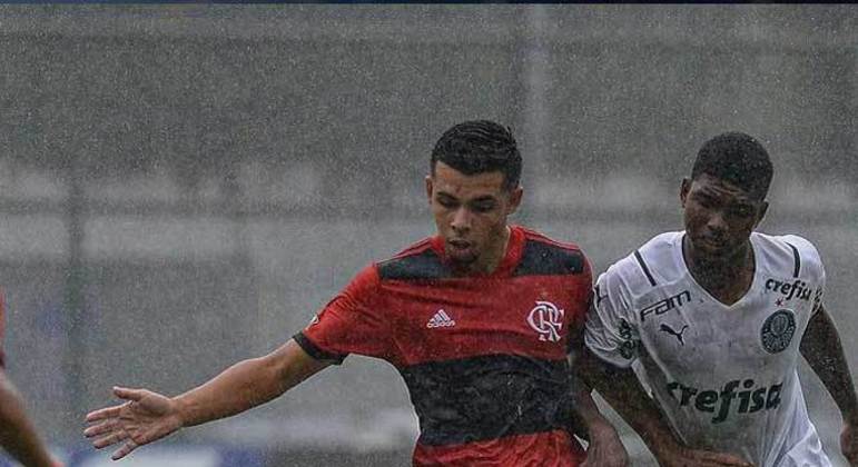 Meio-campo: Vitor Muller nasceu em 2004. O jogador tem contrato com o Flamengo até janeiro de 2023.