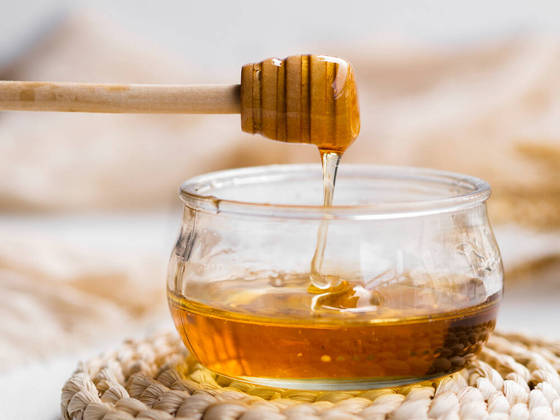 MelO mel é um alimento com uma longa vida útil devido às suas propriedades antibacterianas. Quando armazenado corretamente, em um recipiente bem fechado, ele pode durar indefinidamente