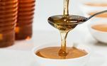 O mel é pura fonte de energia, estimula a produção de serotonina, responsável pela sensação de bem-estar. Por ser fonte de carboidrato simples, aumenta a disposição. Entretanto, apesar de suas inúmeras vantagens, o consumo deve ser moderado por conter muitas calorias