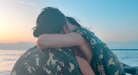 Mel postou foto que a mostra dando beijo em Santoro