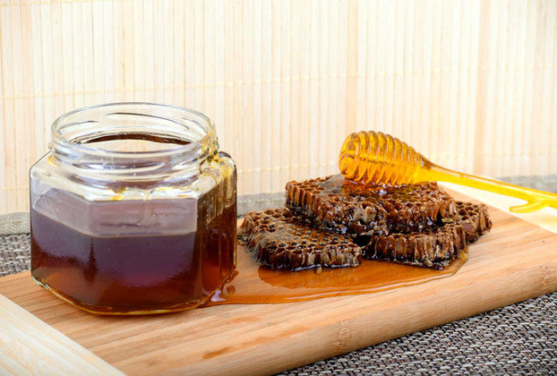 Mel: produzido a partir do néctar recolhido de flores e processado pelas enzimas das abelhas, o mel pode ser um bom acompanhante para granolas, como calda, adoçante de sucos naturais etc. Possui vitaminas (do complexo B, C, D e E) e minerais.