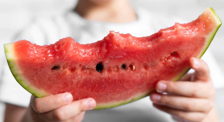 Em estudo, melancia foi o alimento que mais se contaminou após cair no chão