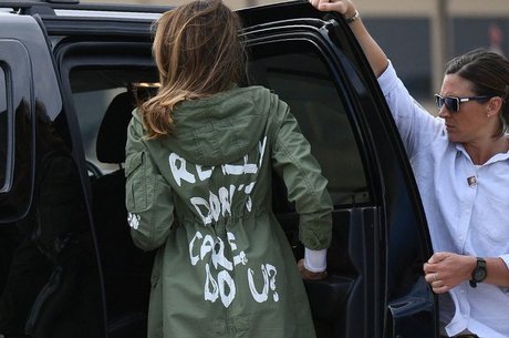 Melania Trump com jaqueta polêmica