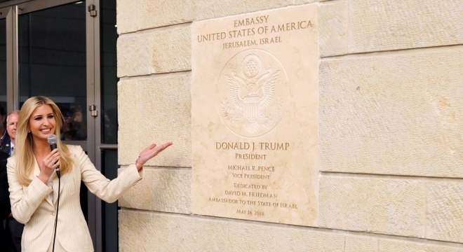 Ivanka Trump revelou a placa de selo e dedicação para embaixada