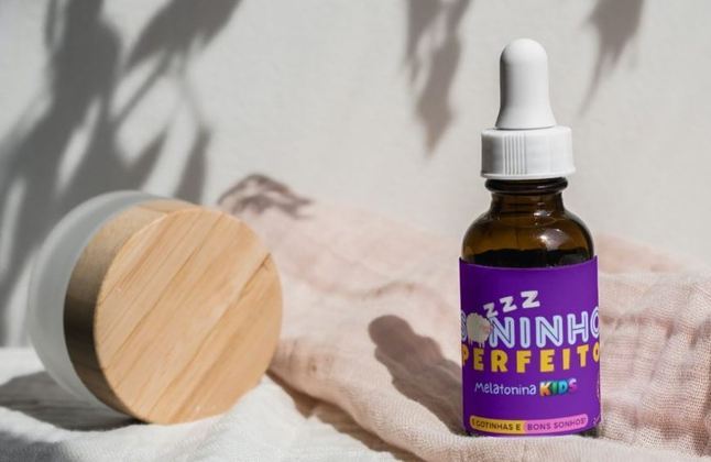 A Anvisa (Agência Nacional de Vigilância Sanitária) proibiu a fabricação, a distribuição e a venda de um suplemento de melatonina da marca Soninho Perfeito Melatonina Kids, fabricado pela M. R. Oemed Indústria Farmacêutica Ltda, sob alegação de que essa substância não é autorizada para uso em crianças e adolescentes. A resolução foi publicada na quarta-feira (23) no Diário Oficial da União