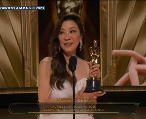 Melhor atriz - Michelle Yeoh, por “Tudo em Todo Lugar ao Mesmo Tempo”: Foi mais um discurso marcante da 95ª edição do Oscar. A atriz fez história ao se tornar a primeira asiática a ganhar o prêmio da categoria!
