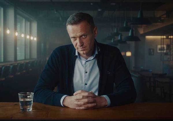 Melhor documentário - “Navalny”: O filme conta a história do líder da oposição ao governo Putin, Alexey Navalny. O político e ativista, que chegou a sofrer uma tentativa de envenenamento em 2020, foi condenado a nove anos de prisão na Rússia. 