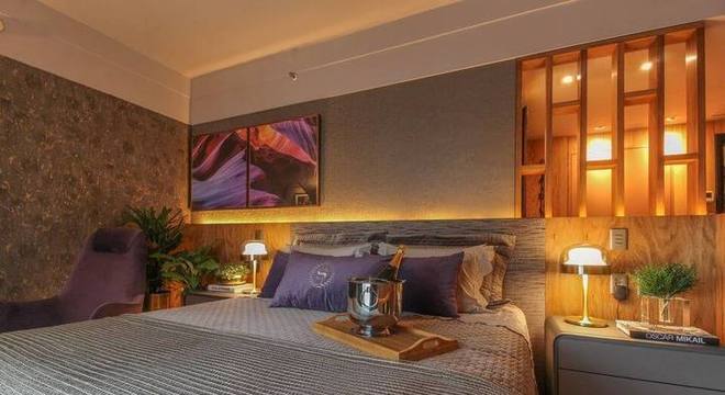 melhor travesseiro - abajur, poltrona rosa, almofadas e quadros decorativos