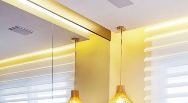 melhor travesseiro - cabeceira com espelho na cama listrada 