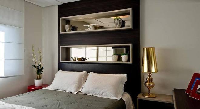 melhor travesseiro - nichos de madeira branca com fundo espelhado 