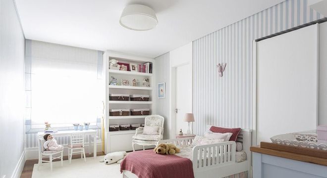 melhor travesseiro - papel de parede listrado azul e marcenaria branca 