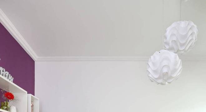 melhor travesseiro - parede com pintura roxa e nichos de madeira branca 