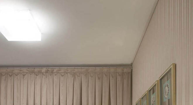 melhor travesseiro - quarto com abajur na lateral da cama 