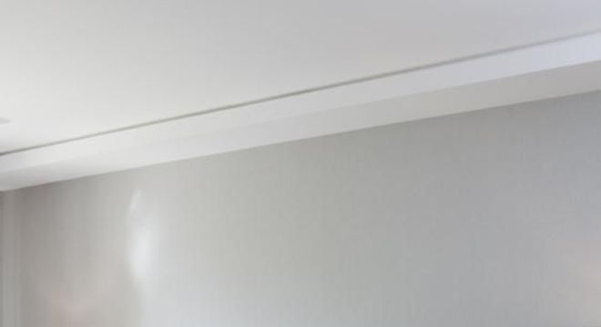 melhor travesseiro - quarto de casal com abajur na lateral da cama 