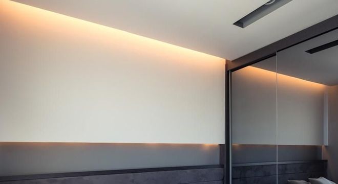 melhor travesseiro - quarto de casal com cabeceira cinza na cama 