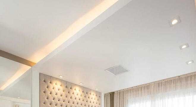 melhor travesseiro - quarto de casal com espelho na lateral da cama 