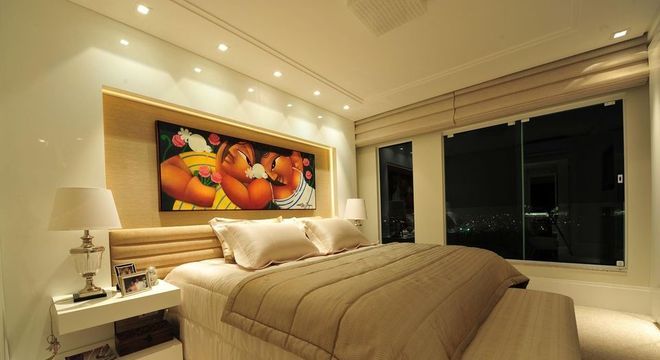 melhor travesseiro - quarto de casal com quadro na cabeceira da cama 