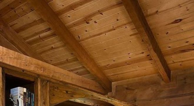 melhor travesseiro - tapete claro com estampa escura e cama de madeira 