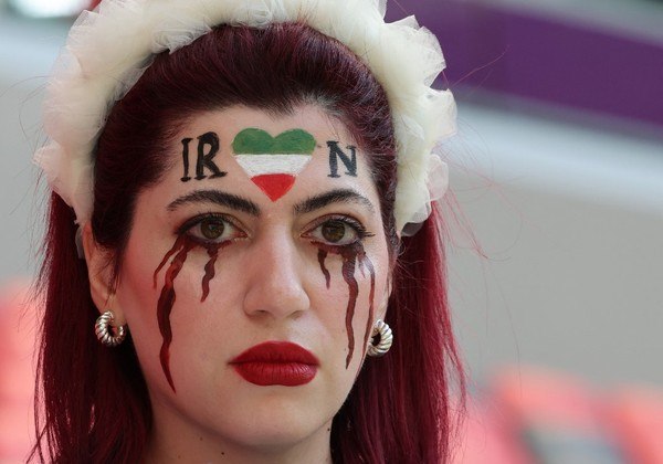 Apesar da vitória, a torcida do Irã protestou contra o governo iraniano nas arquibancadas do estádio Ahmed bin Ali, por serem proibidas de frequentar estádios no país de origemLeia mais! Proibidas de frequentar estádios no Irã, torcedoras iranianas protestam no Catar