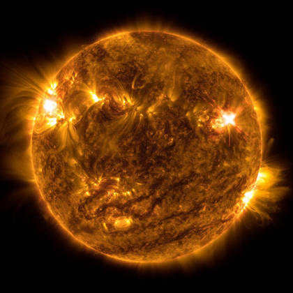 Enquanto nós vivíamos mais uma semana, o Sol lançou no sistema que orbita ao redor dele uma explosão de classe X1. O momento da liberação da poderosa descarga de energia foi capturado pelo SDO (Observatório de Dinâmica Solar). Para registro, as explosões X são as mais poderosas de todas — o número descreve o poder delas: uma X2 é duas vezes mais poderosas que a X1, e assim por diante
