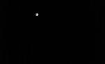Não está vendo muita coisa?! Nem nós! Mas o rover Perseverance, em Marte, viu. O pontinho branco é Phobos, uma das duas luas de Marte. A foto foi um teste para identificar a quantidade de poeira na atmosfera marciana durante a noite do planetaCONTINUE POR AQUI: Prêmio elege melhores fotografias de drone; confira as imagens