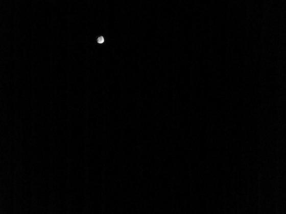 Não está vendo muita coisa?! Nem nós! Mas o rover Perseverance, em Marte, viu. O pontinho branco é Phobos, uma das duas luas de Marte. A foto foi um teste para identificar a quantidade de poeira na atmosfera marciana durante a noite do planetaCONTINUE POR AQUI: Prêmio elege melhores fotografias de drone; confira as imagens