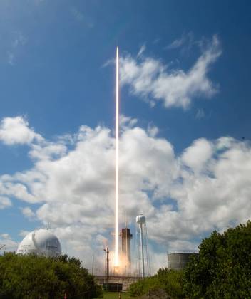 Nesta foto de longa exposição, feita em 20 segundos, um foguete Falcon 9 é lançado com uma nave da empresa SpaceX, rumo à ISSVALE SEU CLIQUE: Telescópio James Webb faz imagens impressionantes dos anéis e luas de Netuno