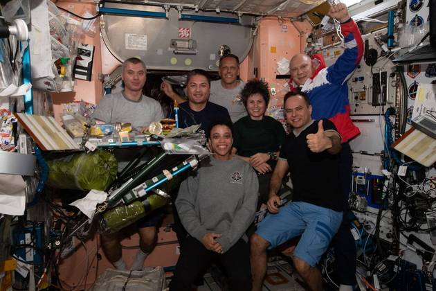 Enquanto o mundo continua turbulento na Terra, a Expedição 67, da ISS (Estação Espacial Internacional), tira uma foto durante um merecido jantar. Ela é formada por russos, norte-americanos e europeus