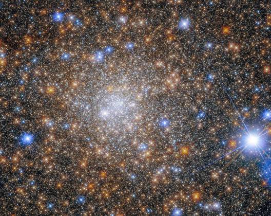 Este é Terzan 1, um aglomerado de corpos celestes a cerca de 22.000 anos-luz da Terra. É um dos 11 aglomerados globulares que foram descobertos pelo astrônomo turco-armênio Agop Terzan entre 1966 e 1971