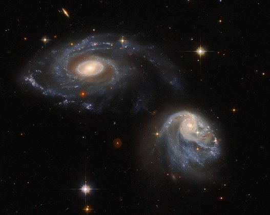Duas galáxias, que formam uma dupla chamada Arp-Madore 608-333, aparecem lado a lado nessa captura do Hubble. 'Embora pareçam serenos e imperturbáveis, as duas estão sutilmente distorcendo um ao outro através de uma interação gravitacional mútua que está perturbando e distorcendo ambas as galáxias', descreve o site da ESA