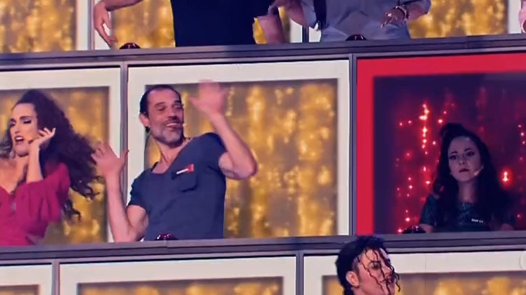 Durão também dançaSabemos que os jurados aproveitam cada minuto da interpretação dos candidatos, mas é novidade ver Robson Moura dançando. Ele que é conhecido como o mais criterioso e durão, não resistiu ao ouvir Rodrigo Anjos cantando That's What I Like, de Bruno Mars, e até improvisou passinhos