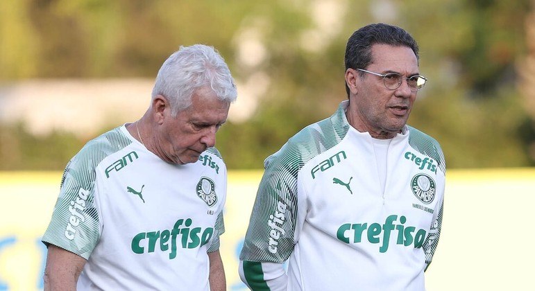 Mello, 75, Luxemburgo, 71 anos. A dupla mais velha a comandar um time no Brasil