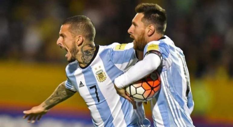 MELOU - A negociação do São Paulo com o atacante Benedetto terminou com um final triste para o Tricolor. A diretoria não conseguiu entrar em acordo com os representantes do jogador e deu as tratativas como encerradas. Segundo apurado pelo LANCE!, o empresário do argentino, Christian Braganik, tentava uma compensação financeira pela liberação de Benedetto por empréstimo com opção de compra fixada. No entanto, o São Paulo não chegou a um acordo financeiro com o estafe do atleta.