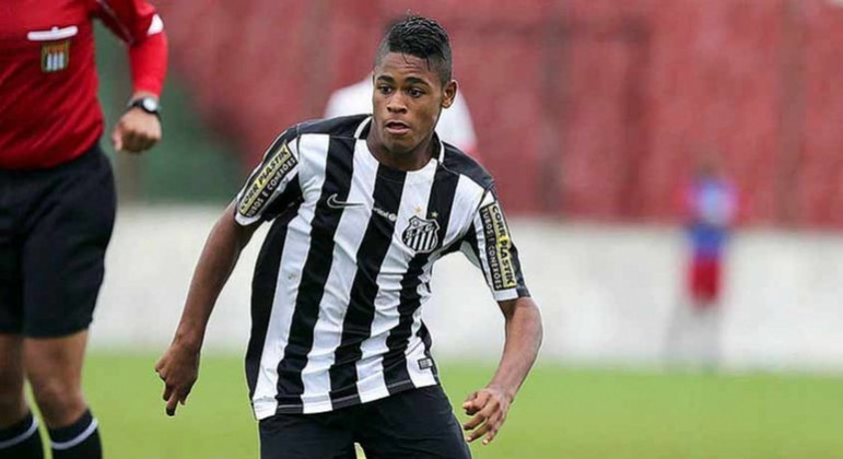 MELOU - O volante Victor Yan voltou a treinar no Santos depois de não conseguir uma liminar para a rescisão do contrato com o clube. Ele chegou a ficar duas semanas sem comparecer aos treinos, mas voltou ao CT Rei Pelé e treina com a categoria Sub-20. Apesar de não ter conseguido uma liminar para a rescisão automática, o jogador tem audiência marcada para o dia 26 de outubro. Victor Yan assinou contrato com validade até 30 de agosto de 2022 em 2017. 