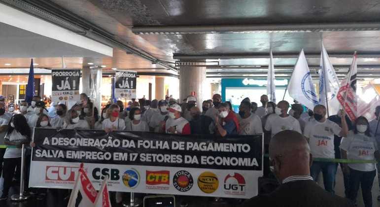 Membros de centrais sindicais fazem ato pela desoneração na folha, em Brasília