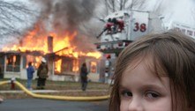 Meme de menina observando incêndio é vendido por R$ 2,6 mi