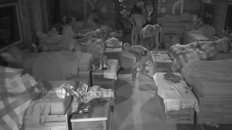 Cutucando onça com vara curtaApós a Festa Capadócia, alguns peões decidiram provocar Sander, imerso em seu quinto sono, jogando almofadas nele. A risada, claro, comeu solta, até que o músico acordou revoltado e armou o barraco na sede! Apesar das farpas trocadas aos berros, a situação rendeu novas pegadinhas 