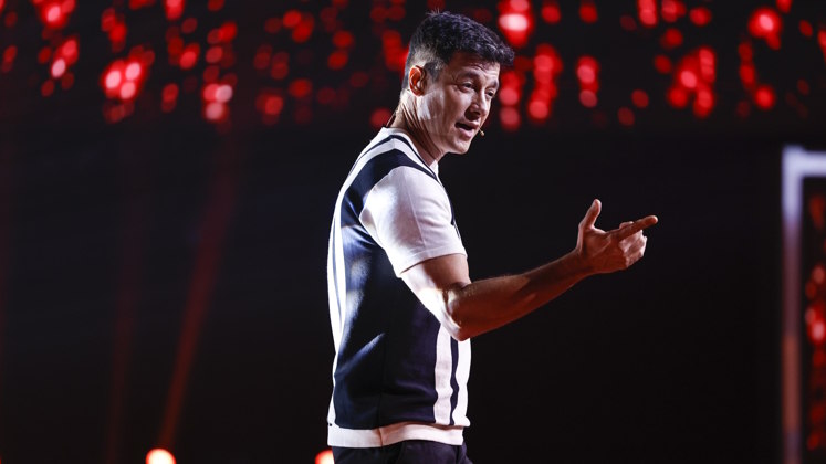Interpretação carregada de uma performance poderosa? Temos! Não dá para esquecer Faro vivendo seu melhor momento Sidney Magal ao som de Meu Sangue Ferve Por Você, no segundo episódio