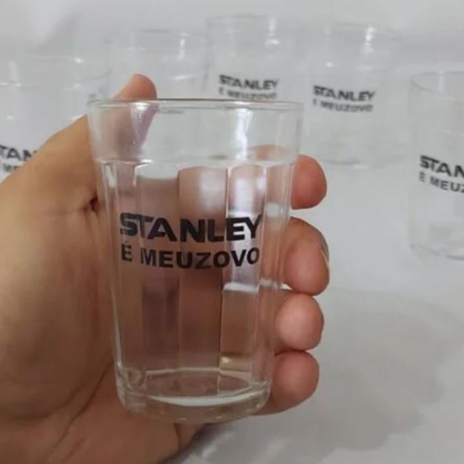 Meme com o copo Stanley
