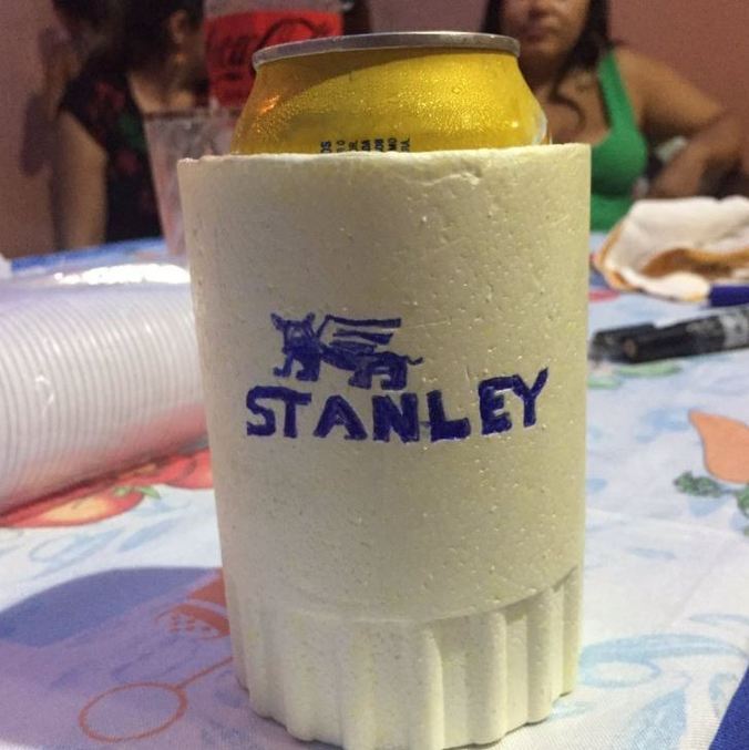 Meme com o copo Stanley