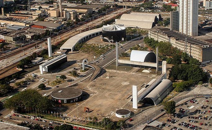 Memorial da América Latina - Inaugurado em 1989, tem acervo permanente de obras de arte, biblioteca com 30 mil volumes e espaço para eventos culturais. Fica num terreno de 85 mil m² na Barra Funda.  Arquitetura de Oscar Niemeyer e projeto cultural de Darcy Ribeiro.  