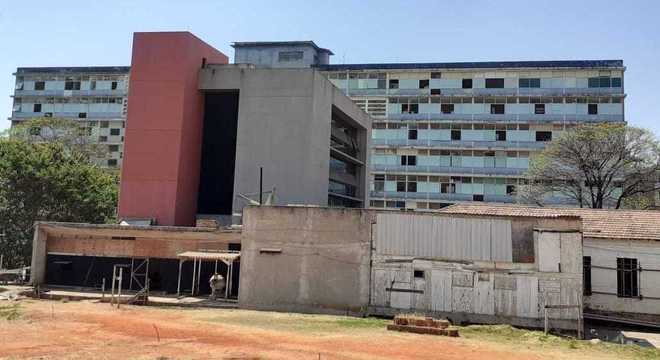 Local onde seria instalado o Memorial tem cara de canteiro de obras abandonado