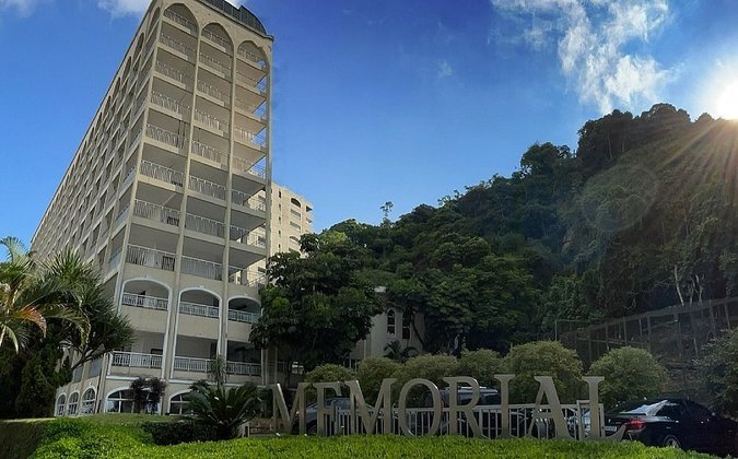 O corpo de Pelé será sepultado no 9º andar do cemitério vertical localizado a 850 metros da Vila Belmiro. Todas as ruas nos arredores do estádio ficarão fechadas da meia-noite de segunda-feira até as 12h de terça-feira. Já as vias próximas ao Memorial Necrópole Ecumênica serão fechadas na meia-noite de terça e serão reabertas após às 18h. conforme comunicado da Prefeitura de Santos