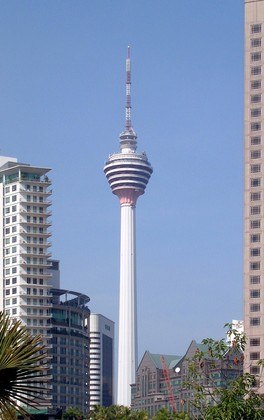 Menara Kuala Lumpur - 420 metros - Malásia - Inaugurada em 1996 na cidade de Kuala Lumpur, a torre chama a atenção pelo seu design único, com uma haste estilizada e uma esfera que abriga um observatório e um restaurante. Durante a noite, sua iluminação conta com cores que fazem com que se destaque no horizonte da cidade.